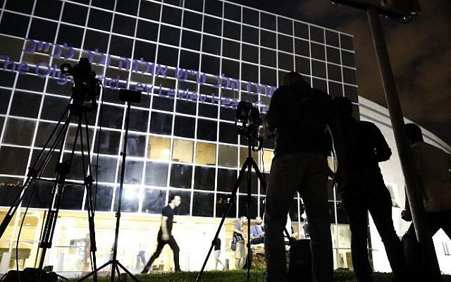 Journalists gather outside the Sheba Medical Centre at Tel HaShomer near the coastal city of Tel Aviv on September 13, 2016. (AFP PHOTO / Jack GUEZ)