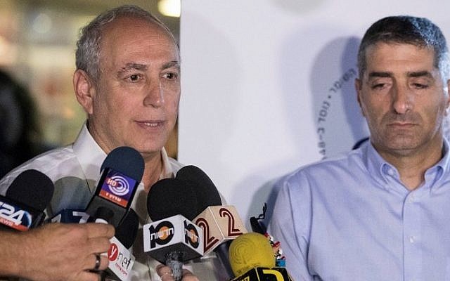 Chemi Peres (L), the son of former Israeli president Shimon Peres, talks to journalists outside the Sheba Medical Centre at Tel HaShomer near the coastal city of Tel Aviv on September 13, 2016. (AFP PHOTO / JACK GUEZ)