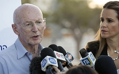 Professor Rafi Walden (L), surgeon and son-in-law of former Israeli president Shimon Peres, talks to journalists outside the Sheba Medical Center at Tel Hashomer near Tel Aviv on September 14, 2016. (AFP PHOTO / JACK GUEZ)