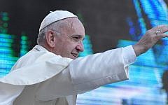 Pope Francis waves to faithfuls upon his arrival at Saint Peter square to lead his weekly general audience on September 14, 2016 in the Vatican. (AFP PHOTO / TIZIANA FABI)