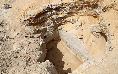 An image taken on September 15, 2016, shows the site of excavations near Tozeur, in southwestern Tunisia, where Tunisian and British researchers say they have unearthed Stone Age tools showing humans lived in the area nearly 100,000 years ago. (AFP PHOTO / AYMEN ZAOUALI)