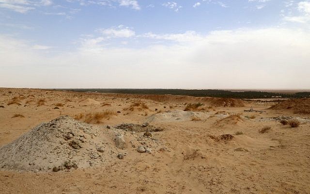 An image taken on September 15, 2016, shows the site of excavations near Tozeur, in southwestern Tunisia, where Tunisian and British researchers say they have unearthed Stone Age tools showing humans lived in the area nearly 100,000 years ago. (AFP PHOTO / AYMEN ZAOUALI)