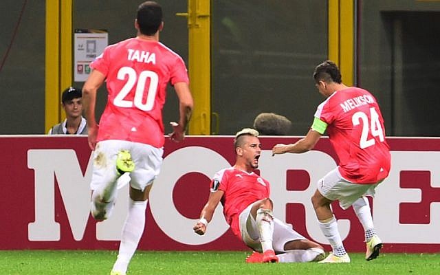 Hapoel Beersheba's midfielder Maor Buzaglo (C) celebrates with teammates after scoring a goal during the Europa League football match against Inter Milan on September 15, 2016 at San Siro Stadium in Milan.  (AFP PHOTO / GIUSEPPE CACACE)