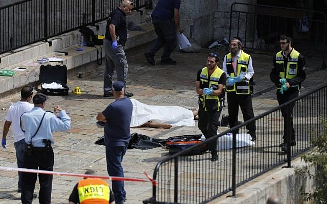 Israeli forensic policemen gather around the body of a Jordanian assailant who was shot dead following a reported attack at the entrance to the Old City of Jerusalem on September 16, 2016.(AFP PHOTO / Thomas COEX) Israeli forensic policemen gather around the body of a Jordanian assailant who was shot dead following a reported attack at the entrance to the Old City of Jerusalem on September 16, 2016.(AFP PHOTO / Thomas COEX)