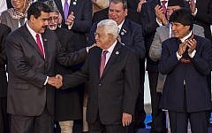 Venezuelan President Nicolas Maduro (L) greets Palestinian Authority President Mahmoud Abbas (C) , while Bolivian President Evo Morales looks on, after the opening ceremony of the Non-Aligned Movement summit in Porlamar, Margarita Island, Venezuela, on September 17, 2016. (AFP PHOTO/RONALDO SCHEMIDT)