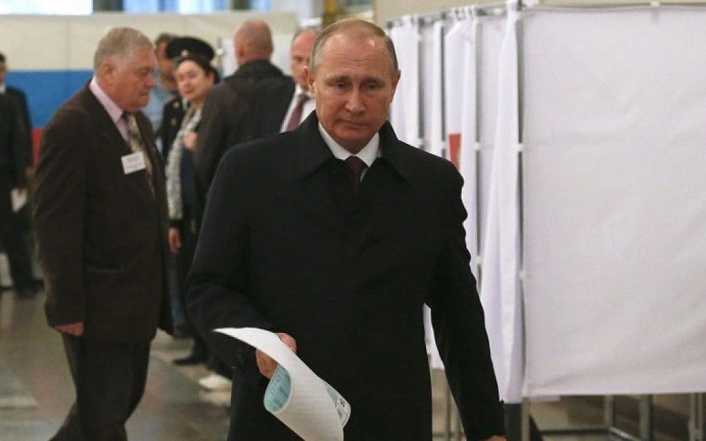 Russian President Vladimir Putin votes at a polling station during parliamentary elections in Moscow on September 18, 2016. (AFP/Pool/Grigory Dukor)