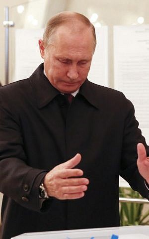 Russian President Vladimir Putin casts his ballot at a polling station during parliamentary elections in Moscow on September 18, 2016. AFP / POOL / GRIGORY DUKOR)