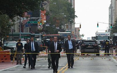 New York Governor Andrew Cuomo, right, visits the scene of an explosion on West 23rd Street September, 18, 2016 in New York. (AFP/Bryan R. Smith)