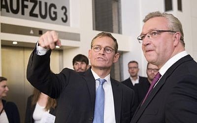 CDU top candidate Frank Henkel (L) and Berlin's mayor Michael Mueller and top candidate of the social democratic SPD party Michael Mueller talk during the electoral evening after Berlin's state elections on September 18, 2016 at the state parliament of Berlin. (AFP PHOTO / Steffi LOOS)