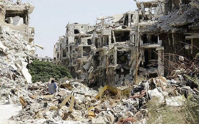 Destroyed buildings in the government-held Jouret al-Shiah neighborhood of the central Syrian city of Homs on September 19, 2016. (AFP PHOTO / LOUAI BESHARA)