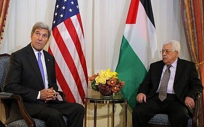 US Secretary of State John Kerry, with Palestinian Authority President Mahmoud Abbas in New York, September 19, 2016. (AFP/Kena Betancur)