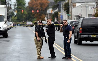 Law enforcement officers secure the area where they allegedly arrested terror suspect Ahmad Khan Rahami following a shootout in Linden, New Jersey, on September 19, 2016. (AFP PHOTO/Jewel SAMAD)