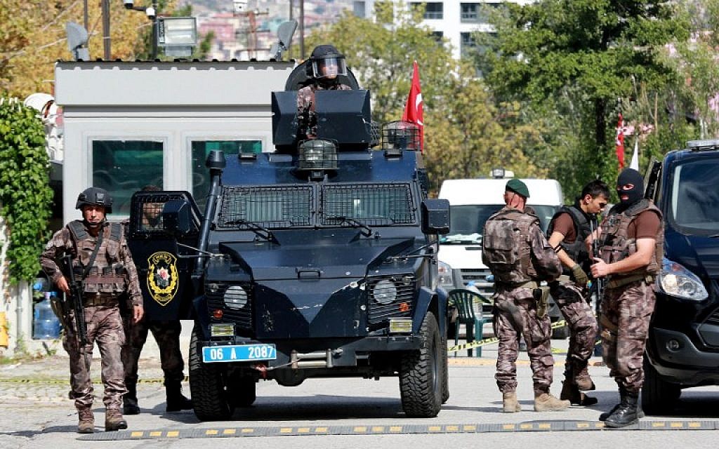 Police special forces stand guard in front of the Israeli Embassy in Ankara, Turkey, on September 21, 2016 after a mentally disturbed Turkish man wielding a knife tried to storm the Israeli embassy. 
Israel's foreign ministry said the assailant was shot by a local guard and that all its embassy staff were safe. / AFP PHOTO / ADEM ALTAN