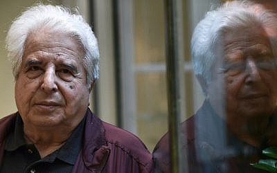 Israeli writer Saul Friedlander poses in a hotel in Paris, on September 22, 2016. (AFP/Christophe Archambault)