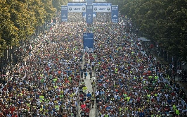 Runners take the start of the 43rd Berlin Marathon in Berlin on September 25, 2016. (AFP PHOTO / John MACDOUGALL)