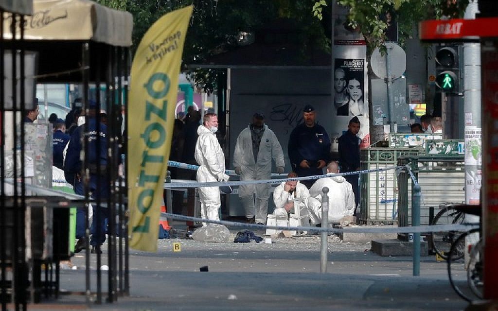 Hungarian police officials investigate an explosion of unknown origin in Budapest on September 25, 2016. (AFP / FERENC ISZA)