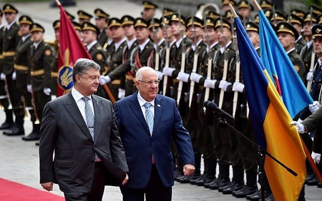 Ukrainian President Petro Poroshenko, keft, and his Israeli counterpart Reuven Rivlin walk in front of a guard of honour at the presidential office in Kiev, September 27, 2016. (AFP/SERGEI SUPINSKY)