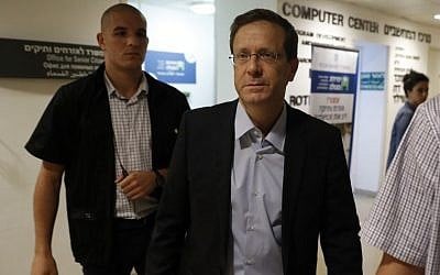 Labor Party's leader and head of the opposition, Isaac Herzog, arrives at Sheba Medical Center at Tel Hashomer near Tel Aviv on September 27, 2016 where Israeli ex-president and Nobel Peace Prize winner Shimon Peres is hospitalized. AFP/ Jack GUEZ)