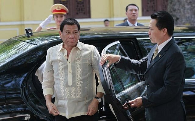 Philippines President Rodrigo Duterte (L) arrives at a restaurant for lunch in Hanoi on September 29, 2016.
The Philippine leader is on a two-day visit to Vietnam. (AFP PHOTO / POOL / KHAM) Philippines President Rodrigo Duterte (L) arrives at a restaurant for lunch in Hanoi on September 29, 2016.
The Philippine leader is on a two-day visit to Vietnam. (AFP PHOTO / POOL / KHAM)