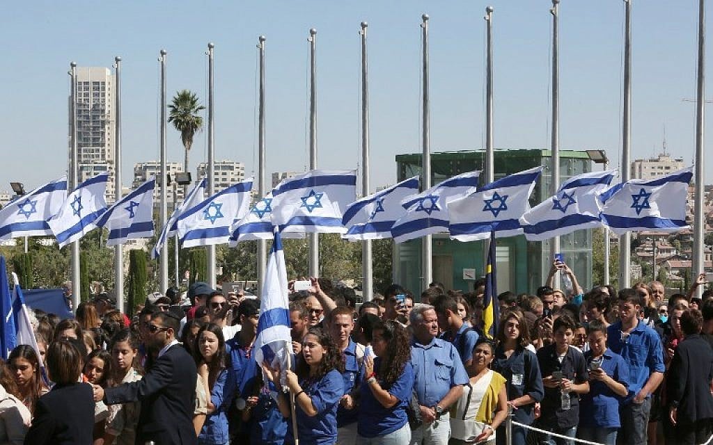 Israelis line up before paying their respect in front of the coffin of former president Shimon Peres at a plaza outside the Knesset in Jerusalem on September 29, 2016. (AFP PHOTO/MENAHEM KAHANA)