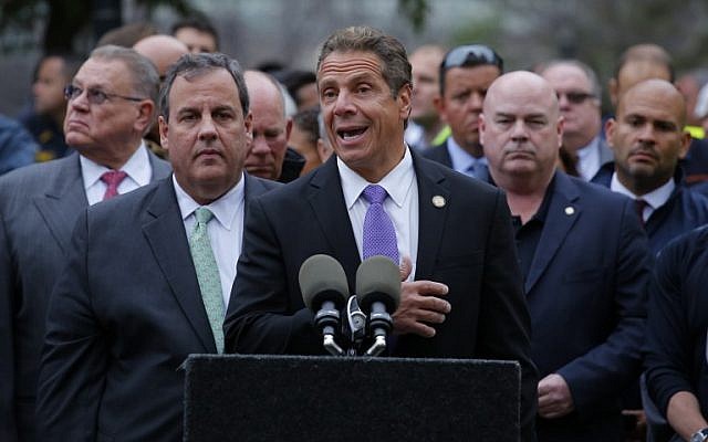 New York Governor Andrew Cuomo (C), flanked by New Jersey Governor Chris Christie (R), speaks during a press conference outside the New Jersey transit rail station in Hoboken, New Jersey September 29, 2016.
(AFP PHOTO / KENA BETANCUR) New York Governor Andrew Cuomo (C), flanked by New Jersey Governor Chris Christie (R), speaks during a press conference outside the New Jersey transit rail station in Hoboken, New Jersey September 29, 2016.
(AFP PHOTO / KENA BETANCUR)