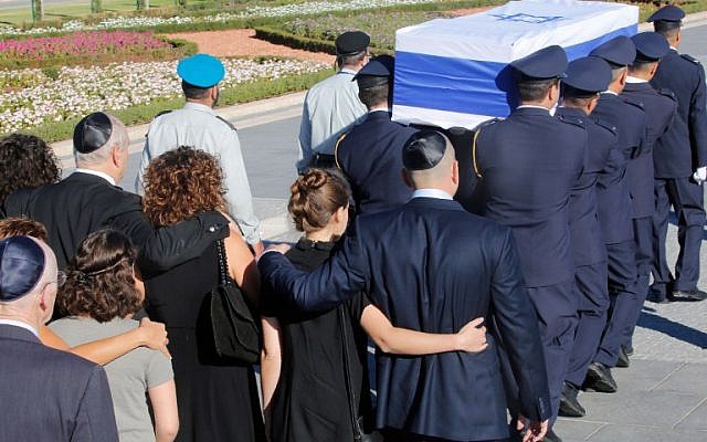 Family members walk behind the coffin of former president Shimon Peres carried by members of the parliamentary guards at the Knesset, Israel's Parliament, at the start of his funeral in Jerusalem on September 30, 2016. (AFP PHOTO / GIL COHEN-MAGEN)