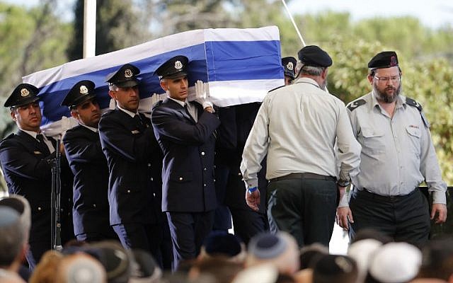 Honor guards carry the casket of former Israeli president during his funeral at Jerusalem's Mount Herzl national cemetery on September 30, 2016. (AFP/Thomas Coex)