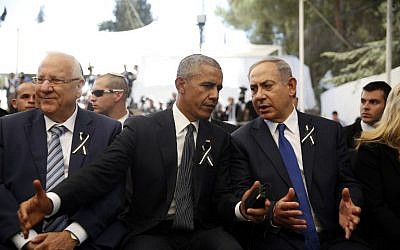 US President Barack Obama (C) speaks to Prime Minister Benjamin Netanyahu (R) as he sits next to President Reuven Rivlin (L) during the funeral of former president Shimon Peres on September 30, 2016, at Jerusalem's Mount Herzl national cemetery. (AFP PHOTO / POOL / RONEN ZVULUN) US President Barack Obama (C) speaks to Prime Minister Benjamin Netanyahu (R) as he sits next to President Reuven Rivlin (L) during the funeral of former president Shimon Peres on September 30, 2016, at Jerusalem's Mount Herzl national cemetery. (AFP PHOTO / POOL / RONEN ZVULUN)