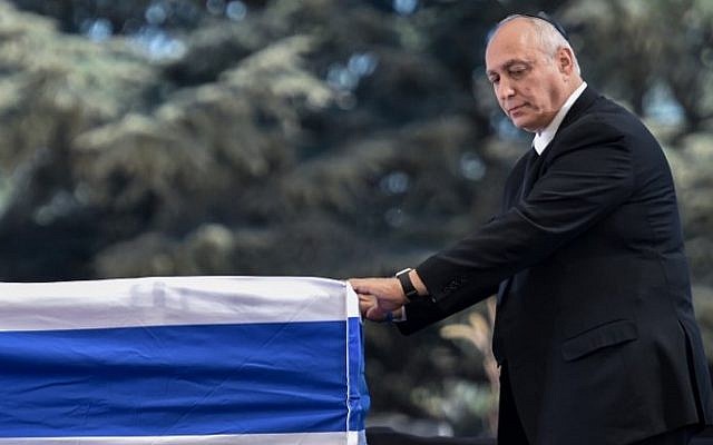 Chemi Peres, son of former Israeli president and prime minister Shimon Peres, pauses in front of his father's coffin after speaking during his funeral on September 30, 2016, at Jerusalem's Mount Herzl national cemetery. (AFP Photo/Nicholas Kamm) Chemi Peres, son of former Israeli president and prime minister Shimon Peres, pauses in front of his father's coffin after speaking during his funeral on September 30, 2016, at Jerusalem's Mount Herzl national cemetery. (AFP Photo/Nicholas Kamm)