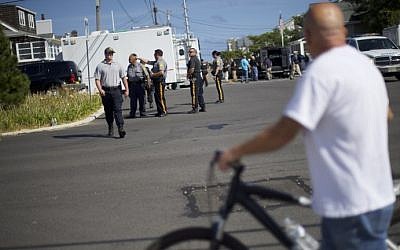 Police monitor activity near the site of a "pipe bomb-style device" explosion on September 17, 2016 in Seaside Park, New Jersey. (Mark Makela/Getty Images/AFP)