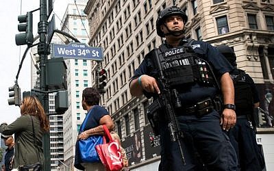 A member of the New York City Police Department stands guard in Herald Square, September 18, 2016 in New York City. (Drew Angerer/Getty Images/AFP)