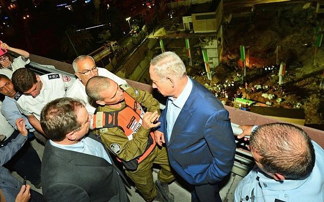 Prime Minister Benjamin Netanyahu visits the site of a collapsed parking garage in Ramat Hahayal in Tel Aviv, September 5, 2016. (Kobi Gideon/GPO) Prime Minister Benjamin Netanyahu visits the site of a collapsed parking garage in Ramat Hahayal in Tel Aviv, September 5, 2016. (Kobi Gideon/GPO)