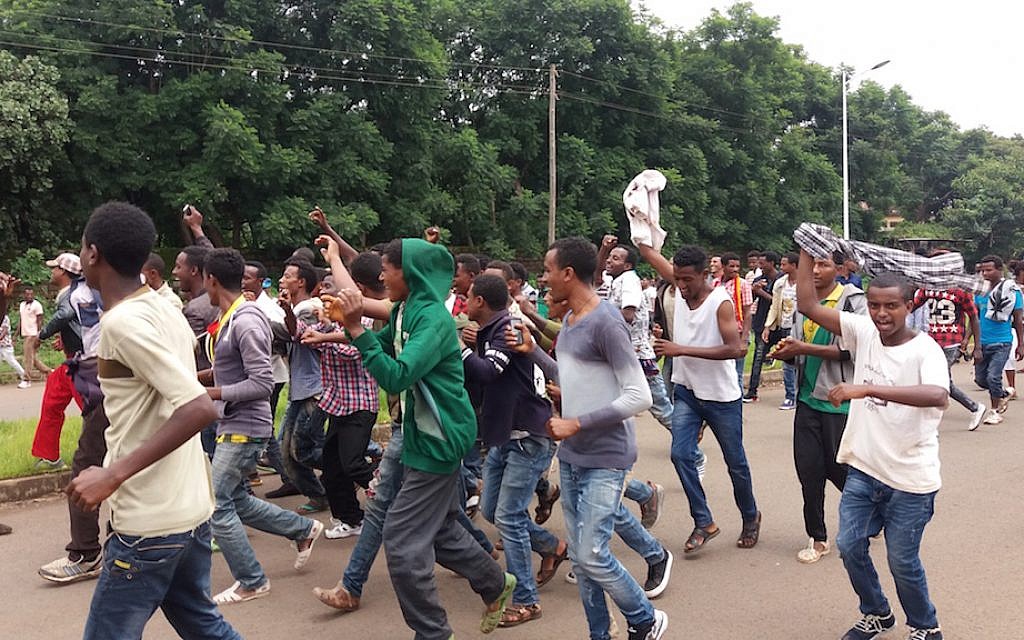 In Bahir Dar, capital of the Amhara region, young men protest against the ruling Tigrayan-led government, August 7, 2016 (Courtesy Micha Odenheimer) In Bahir Dar, capital of the Amhara region, young men protest against the ruling Tigrayan-led government, August 7, 2016 (Courtesy Micha Odenheimer)