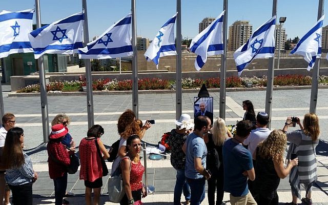 Israelis arrive at the Knesset plaza to pay their respects to former president Shimon Peres as he lay in state at the Israeli parliament, Jerusalem, September 29, 2016. (Raphael Ahren/Times of Israel)