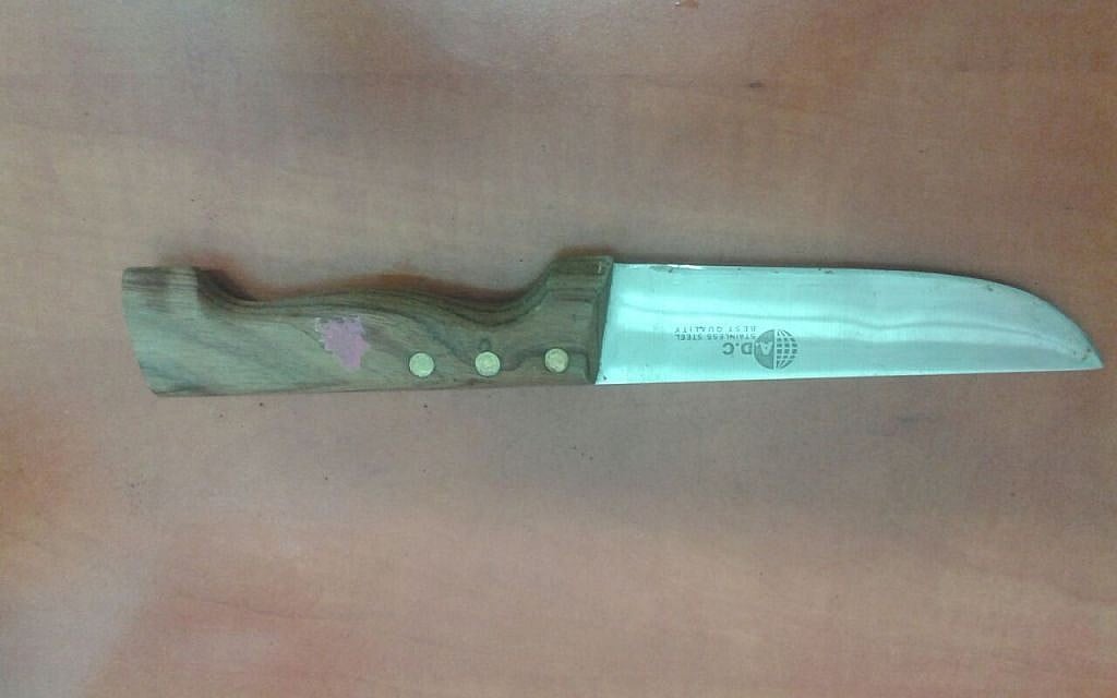 A knife found concealed under the shirt of a Palestinian man at a West Bank checkpoint near Bethlehem on September 14, 2016 (Israel Police)