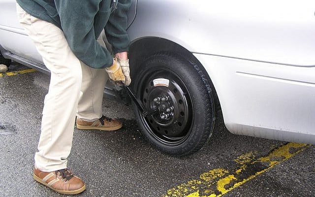 Changing a tire (CC BY robmba, Flickr) Changing a tire (CC BY robmba, Flickr)