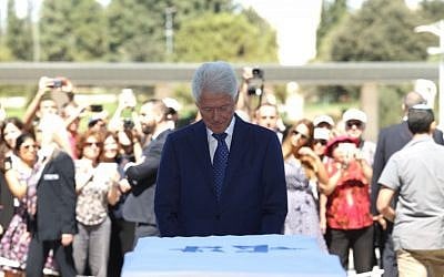 Former US president Bill Clinton pays his respects at the lying in state of former Israeli president and prime minister Shimon Peres, September 29, 2016. (Yizhak Harari/Shimon Rivkin/Knesset Spokesman's office)