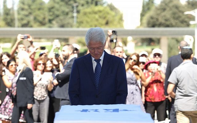 Former US president Bill Clinton pays his respects at the lying in state of former Israeli president and prime minister Shimon Peres, September 29, 2016. (Yizhak Harari/Shimon Rivkin/Knesset Spokesman's office)