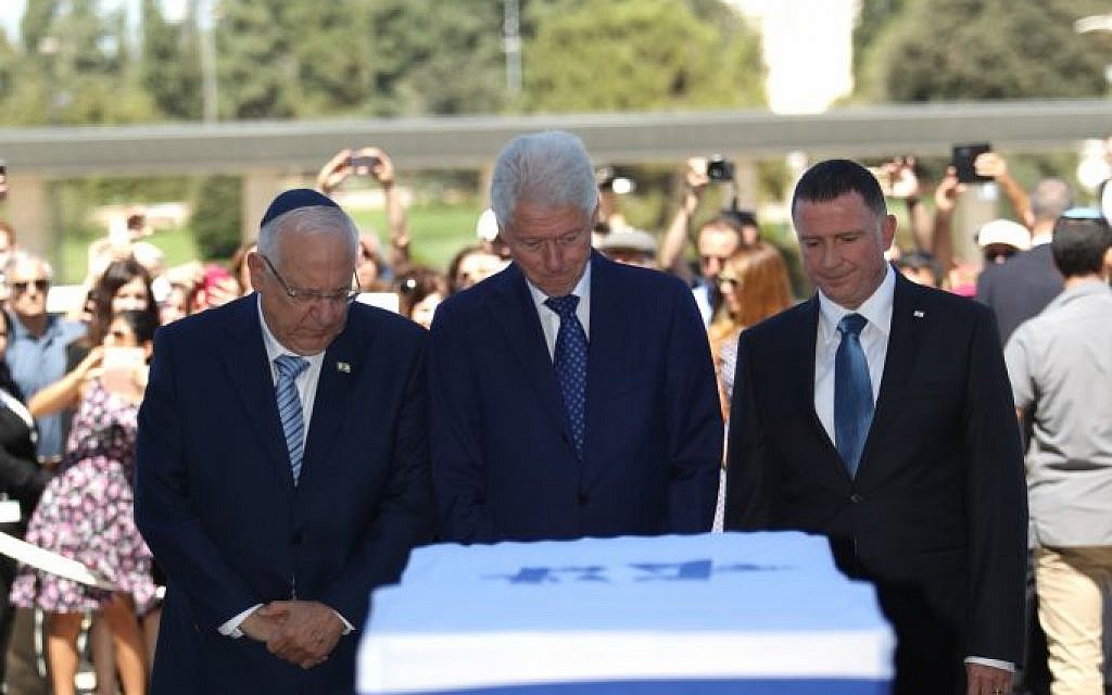 Former US president Bill Clinton, Israeli president Reuven Rivlin and Knesset Speaker Yuli Edelstein pay their respects at the lying in state of former president and prime minister Shimon Peres, September 29, 2016. (Yizhak Harari/Shimon Rivkin/Knesset Spokesman's office)