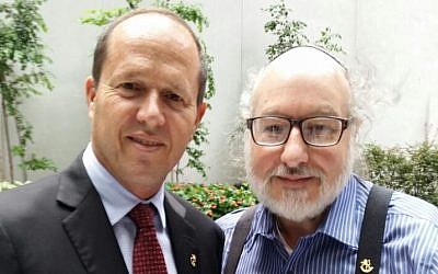 Jerusalem Mayor Nir Barkat meets Jonathan Pollard in New York, September 26, 2016 (Jerusalem Municipality)