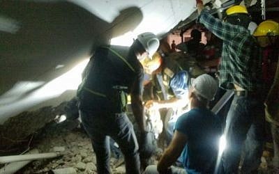 Rescue workers attempt to evacuate people from a collapsed parking structure in the Ramat Hahayal neighborhood in northern Tel Aviv, September 5, 2016. (Israel Fire and Rescue Services)