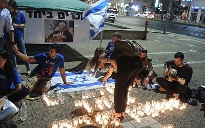 Activists light candles that say "We love you Shimon Peres" at a memorial for the former president at Rabin Square in Tel Aviv on September 29, 2016. (Melanie Lidman/Times of Israel)