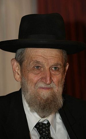 Rabbi She'ar Yashuv Cohen, former chief rabbi of Haifa, in Jerusalem, on August 18, 2010 (Kobi Gideon / FLASH90)