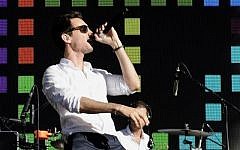 Ivri Lider performs during at an outdoor street party in downtown Jerusalem on July 5, 2013. (Zuzana Janku/Flash90)