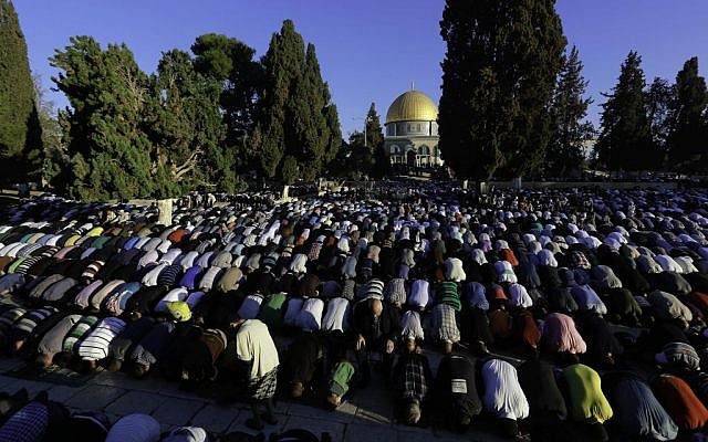 Thousands of Palestinians perform Eid prayers at the Al-Aqsa Mosque, in Jerusalem's Old City, marking the Muslim holiday of Eid al-Adha, October 4, 2014. (Sliman Khader/Flash90) Thousands of Palestinians perform Eid prayers at the Al-Aqsa Mosque, in Jerusalem's Old City, marking the Muslim holiday of Eid al-Adha, October 4, 2014. (Sliman Khader/Flash90)