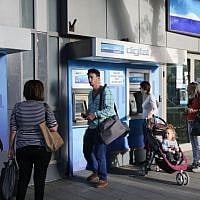 A branch of Bank Leumi in central Jerusalem (Maxim Dinshtein/Flash90)