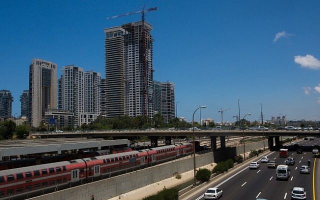 Traffic on Ayalon highway runs past the Arlozorov Train Station in Tel Aviv on June 23, 2015. (Miriam Alster/Flash90) Traffic on Ayalon highway runs past the Arlozorov Train Station in Tel Aviv on June 23, 2015. (Miriam Alster/Flash90)