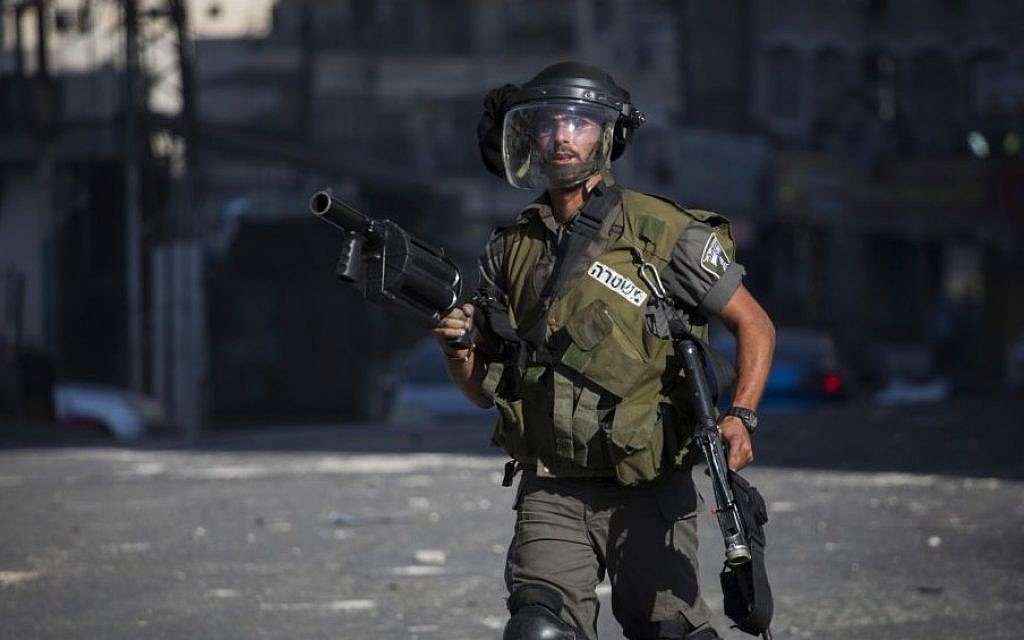 Illustrative. A Border Policeman in East Jerusalem's Shuafat refugee camp on September 18, 2015 (Hadas Parush/Flash90)