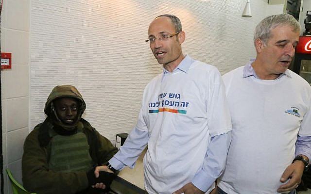 Head of the Etzion Regional Council Davidi Perl at local store in the West Bank Gush Etzion bloc, November 9, 2015. (Gershon Elinson/Flash90) Head of the Etzion Regional Council Davidi Perl at local store in the West Bank Gush Etzion bloc, November 9, 2015. (Gershon Elinson/Flash90)