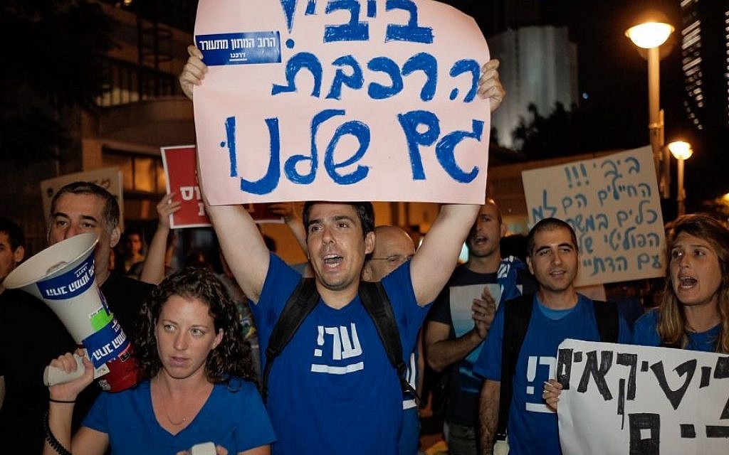 Demonstrators protest Prime Minister Benjamin Netanyahu's decision to cancel all infrastructure work planned by Israel Railways on Shabbat on outside the Tel Aviv's Savidor train station on September 3, 2016. (Tomer Neuberg/Flash90)